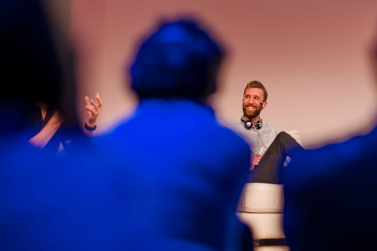 Nicolas Roland sur scène pendant une conférence